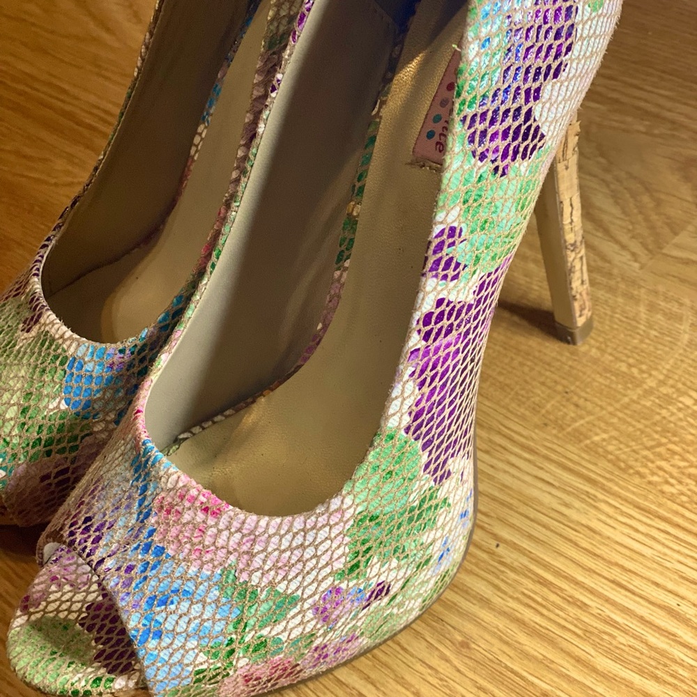 Torta Caliente Floral Heels
Torta Caliente Size 8 women 5 inch heels.